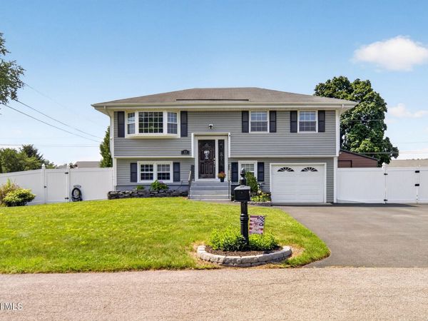 33 Hawthorne Court, Loudonville, NY 12211