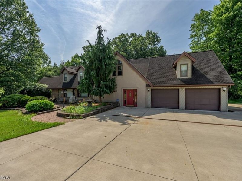 242 Elvira Court, Mc Donald, OH 44437 Photo 2