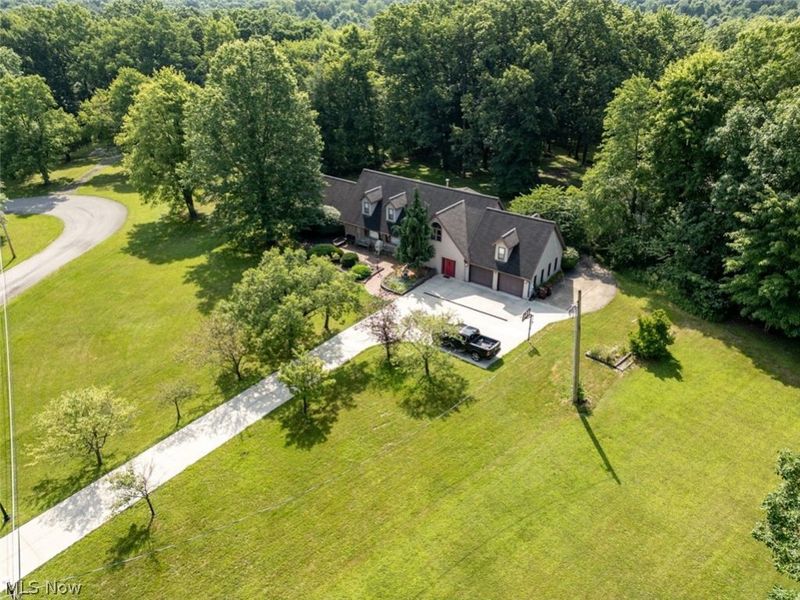 242 Elvira Court, Mc Donald, OH 44437 Photo 4