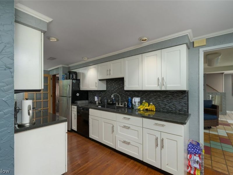 242 Elvira Court, Mc Donald, OH 44437 Photo 9