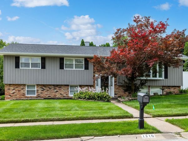 1319 Denniston Avenue , Bettendorf, IA 52722