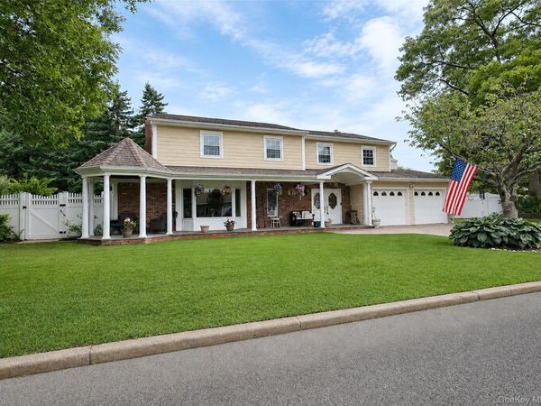 4 Royal Oak Court , Holbrook, NY 11741