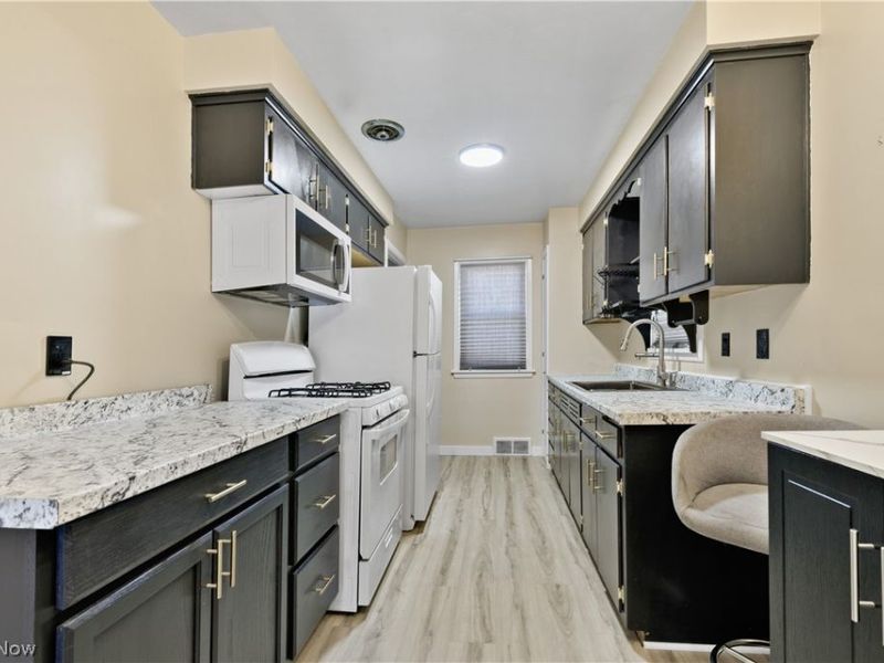 18201 Deforest Avenue, Cleveland, OH 44128 Photo 8