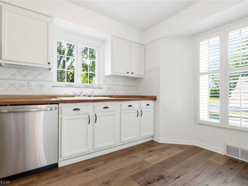 25498 Wolf Road, Bay Village, OH 44140 Photo 18