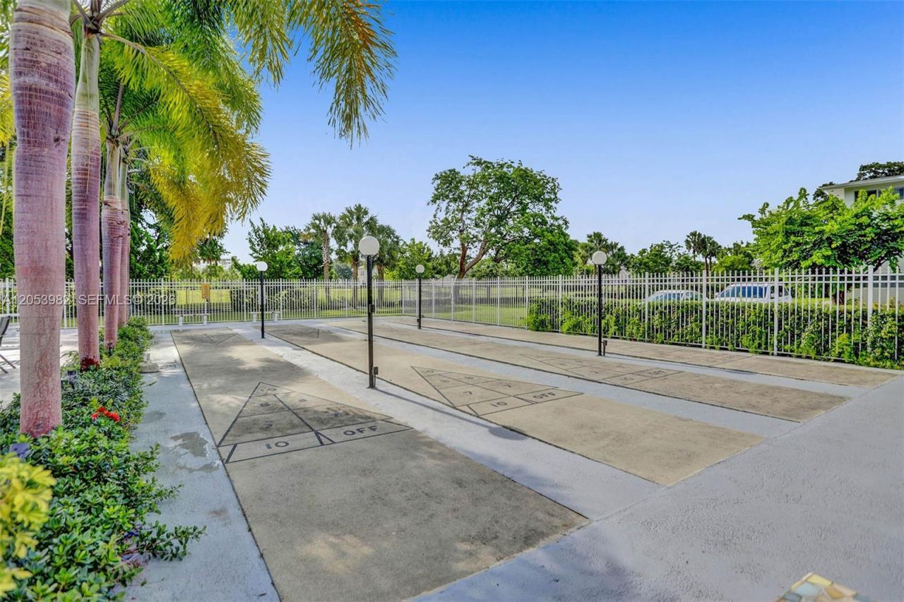 1000 Hillcrest Ct , Unit 214, Hollywood, FL 33021 Photo