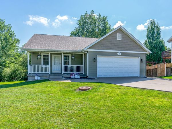 16 W Village Circle, Davenport, IA 52806
