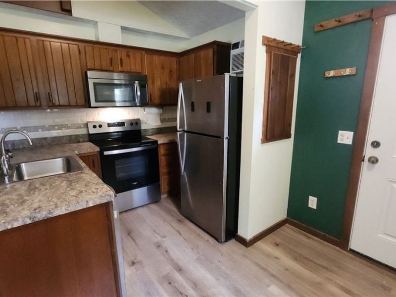 46103 New England Square, Unit B, New Waterford, OH 44445 Photo 7
