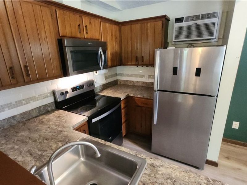 46103 New England Square, Unit B, New Waterford, OH 44445 Photo 8