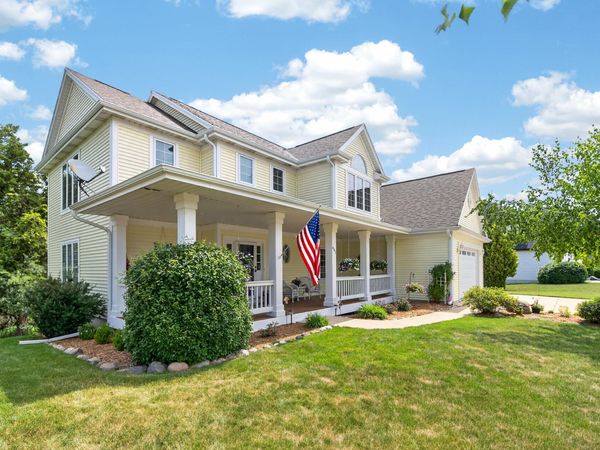 695 Summer Creek Rd, Oconomowoc, WI 53066