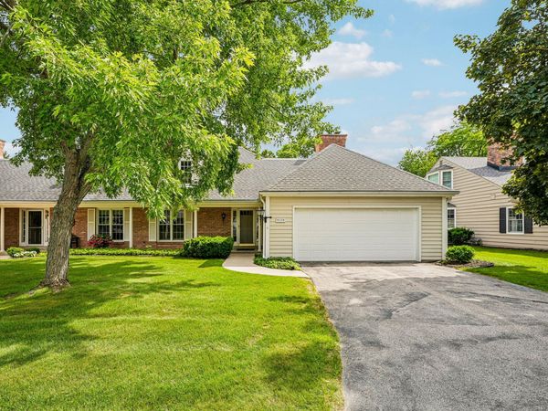 937 W Shaker Cir, Mequon, WI 53092