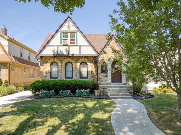 2571 N 62nd St, Wauwatosa, WI 53213