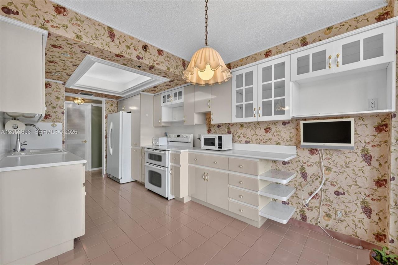 300 Three Islands Blvd, Unit 207, Hallandale Beach, FL 33009 Photo