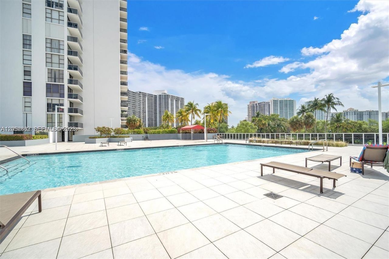 3625 N Country Club Dr, Unit PH2, Aventura, FL 33180 Photo