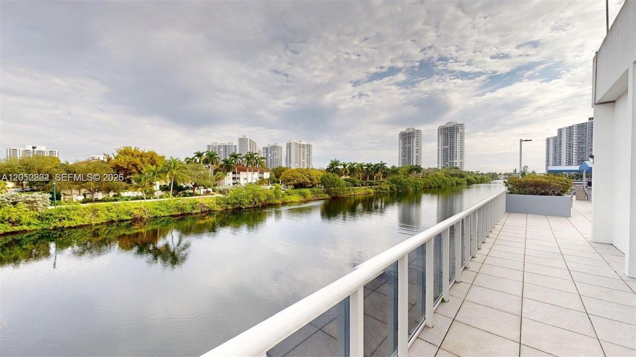 3625 N Country Club Dr, Unit PH2, Aventura, FL 33180 Photo