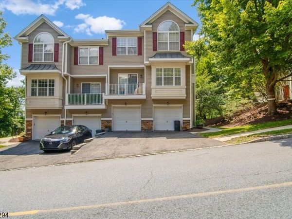 34 Ridge Dr, Pompton Lakes, NJ 07442