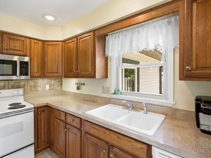 50 Hadley Road, Greenhills, OH 45218 Photo 11