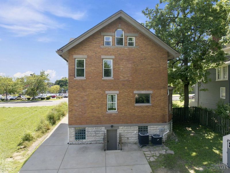 3229 Woodburn Avenue, Cincinnati, OH 45207 Photo 58