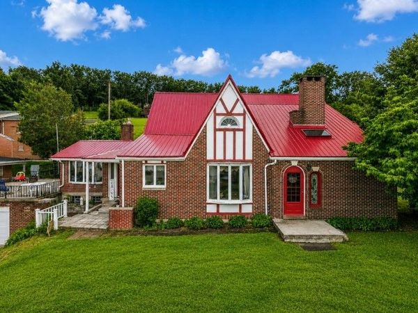 423 Huntingdon Rd , Yukon, PA 15698