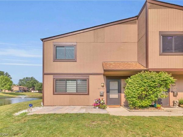 26636 Lake of the Falls Road , Olmsted Falls, OH 44138