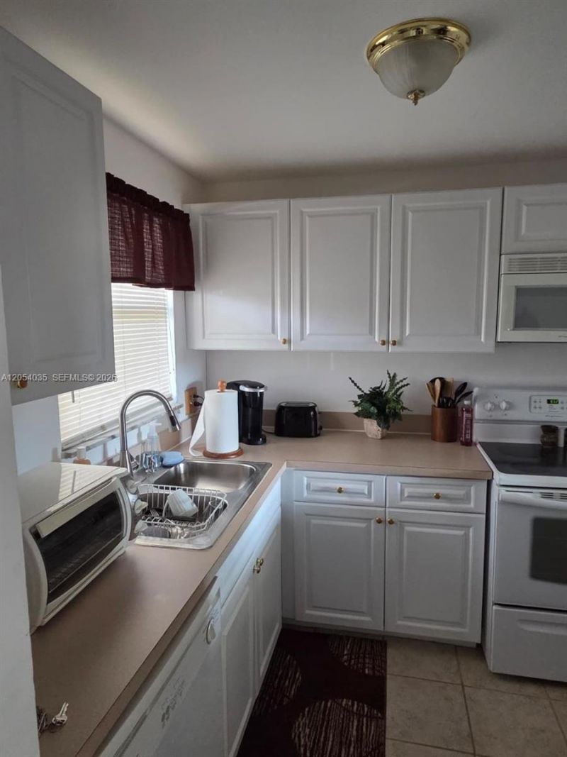 2950 W Sunrise Lakes Dr, Unit 208, Sunrise, FL 33322 Photo