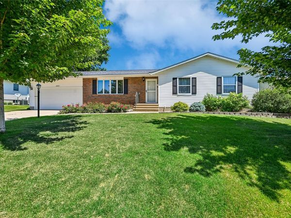 2201 Balsam Drive SW, Cedar Rapids, IA 52404