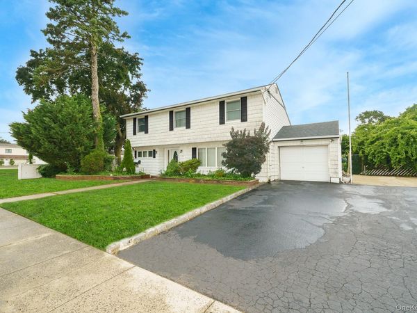 195 N Albany Avenue , Massapequa, NY 11758