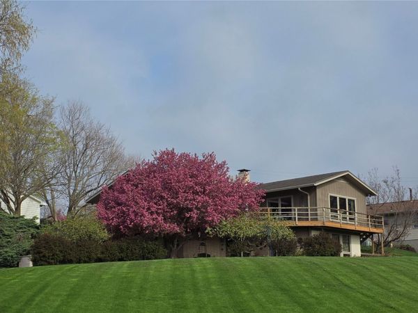 21 Fairview Knoll NE, Iowa City, IA 52240