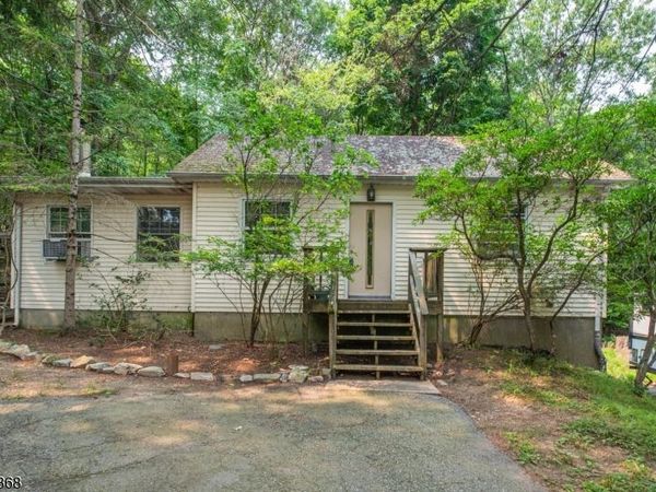197 Snake Den Rd, Bloomingdale, NJ 07465