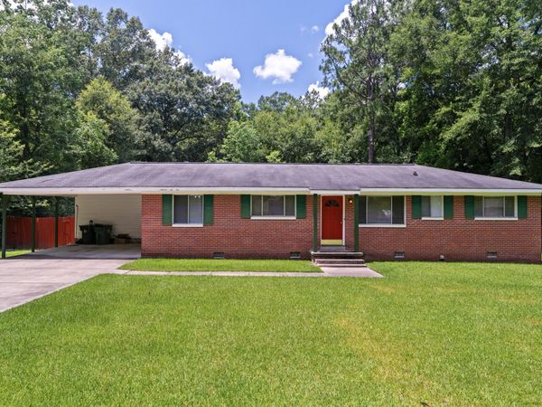 111 Victoria Dr., Hattiesburg, MS 39402