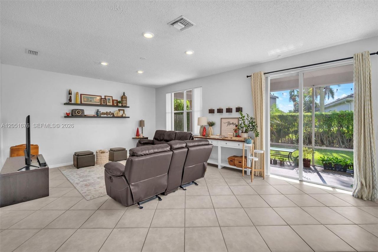 1058 Tupelo Way , Weston, FL 33327 Photo