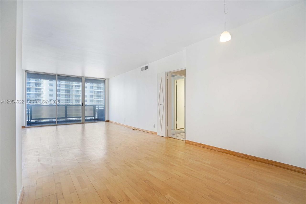 5700 Collins Ave , Unit 10C, Miami Beach, FL 33140 Photo