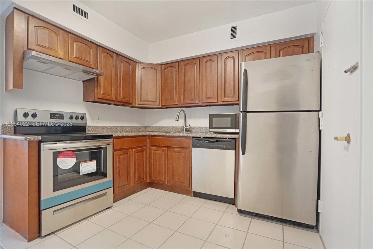 5700 Collins Ave , Unit 10C, Miami Beach, FL 33140 Photo