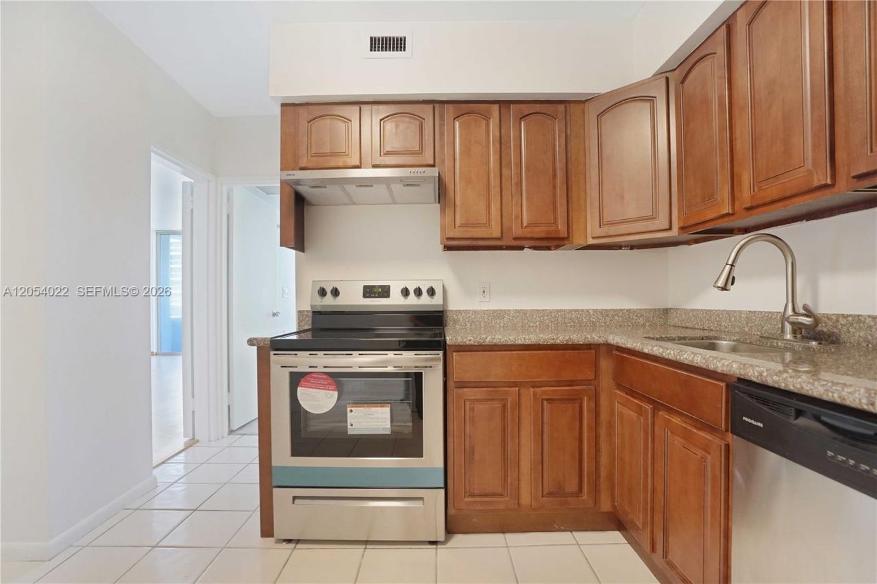 5700 Collins Ave , Unit 10C, Miami Beach, FL 33140 Photo