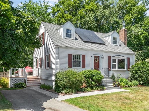 7 Curve Street, Bedford, MA 01730