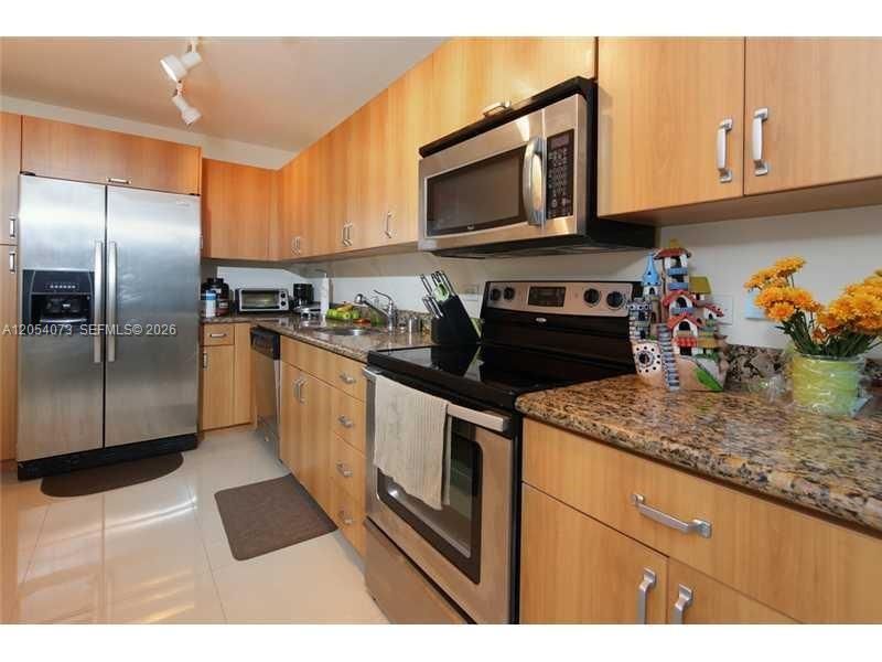 7501 E Treasure Dr, Unit 8C, North Bay Village, FL 33141 Photo