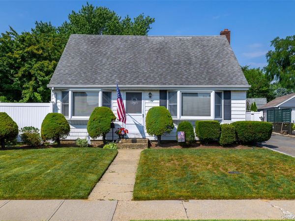190 Cottage Boulevard , Hicksville, NY 11801