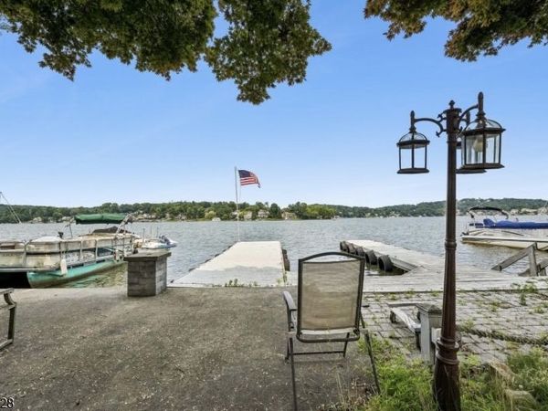 21 Sunset Ln, Roxbury, NJ 07850