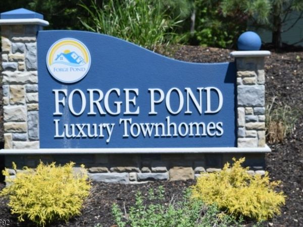 4 Decroce Ct, Parsippany-Troy Hills, NJ 07054