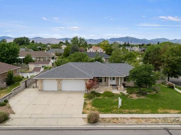 9608 S ROYALTY LN W, South Jordan, UT 84095