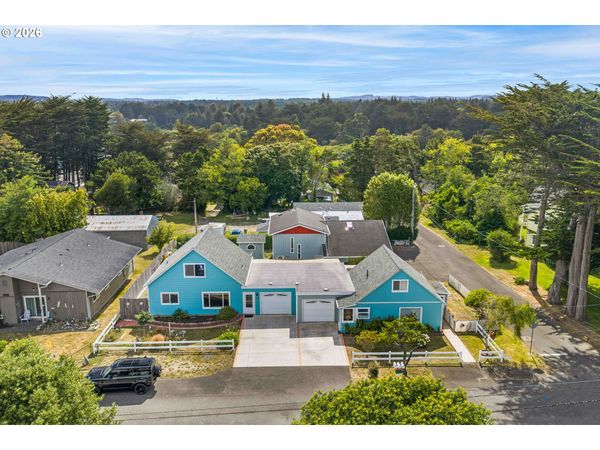 543 CHICAGO SE AVE, Bandon, OR 97411
