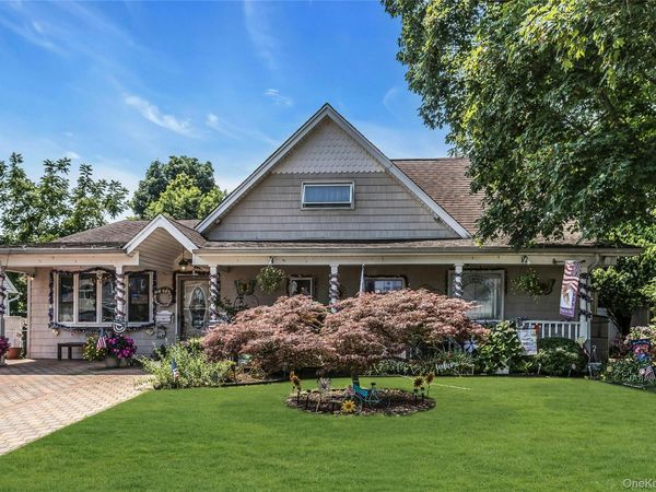 18 Hedge Lane, Westbury, NY 11590