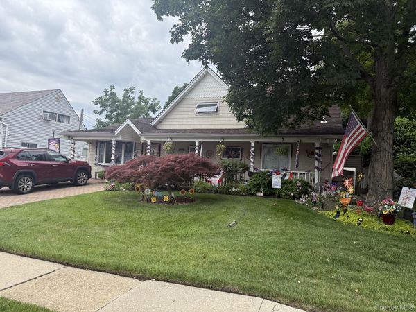 18 Hedge Lane, Westbury, NY 11590