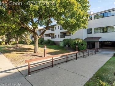 30414 Orchard Lake Road, Farmington Hills, MI 48334