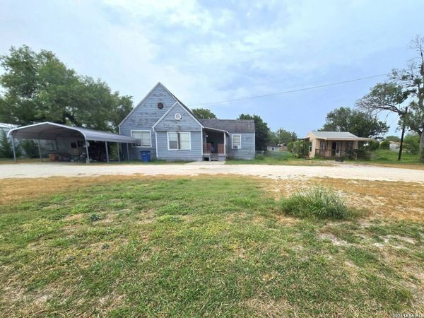 207 McGloin St, Three Rivers, TX 78071