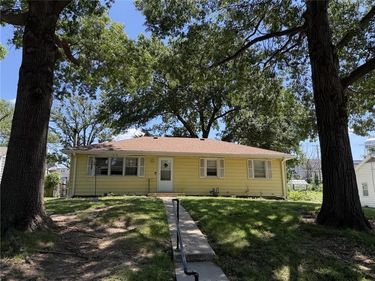 7207 N Grand Avenue, Gladstone, MO 64118