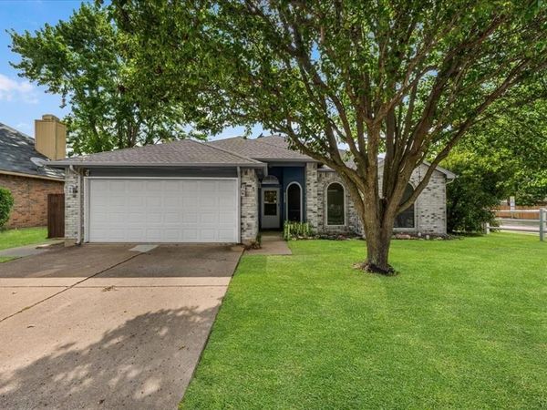 4244 Hathaway Drive , Grand Prairie, TX 75052
