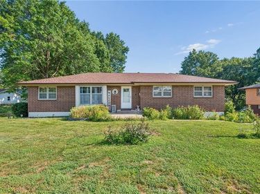 1504 NE 76 Street, Gladstone, MO 64118