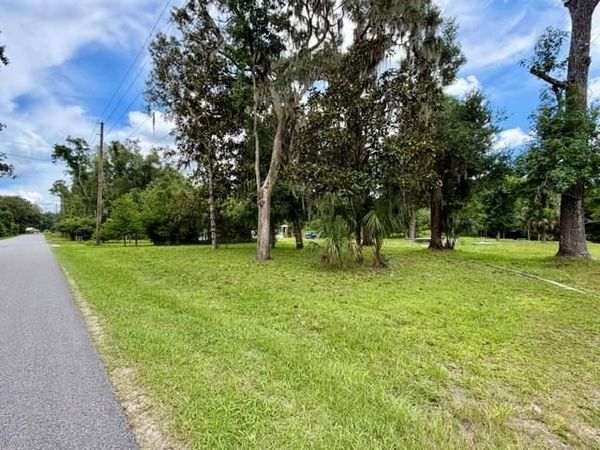9749 Florida Ave, Fanning Springs, FL 32693