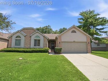 309 Pineknoll Court, Brighton, MI 48116