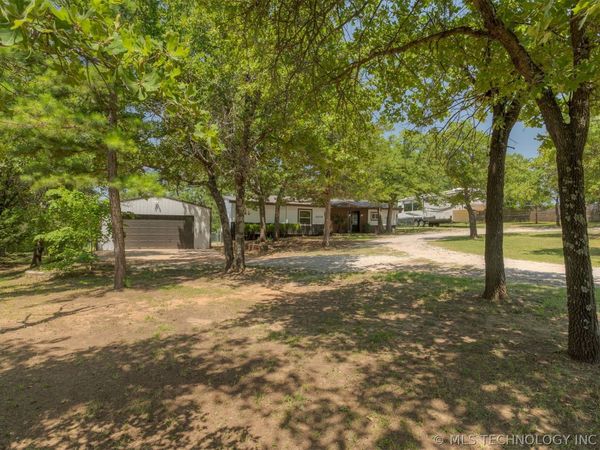 9209 Sleepy Hollow Drive , Tecumseh, OK 74857